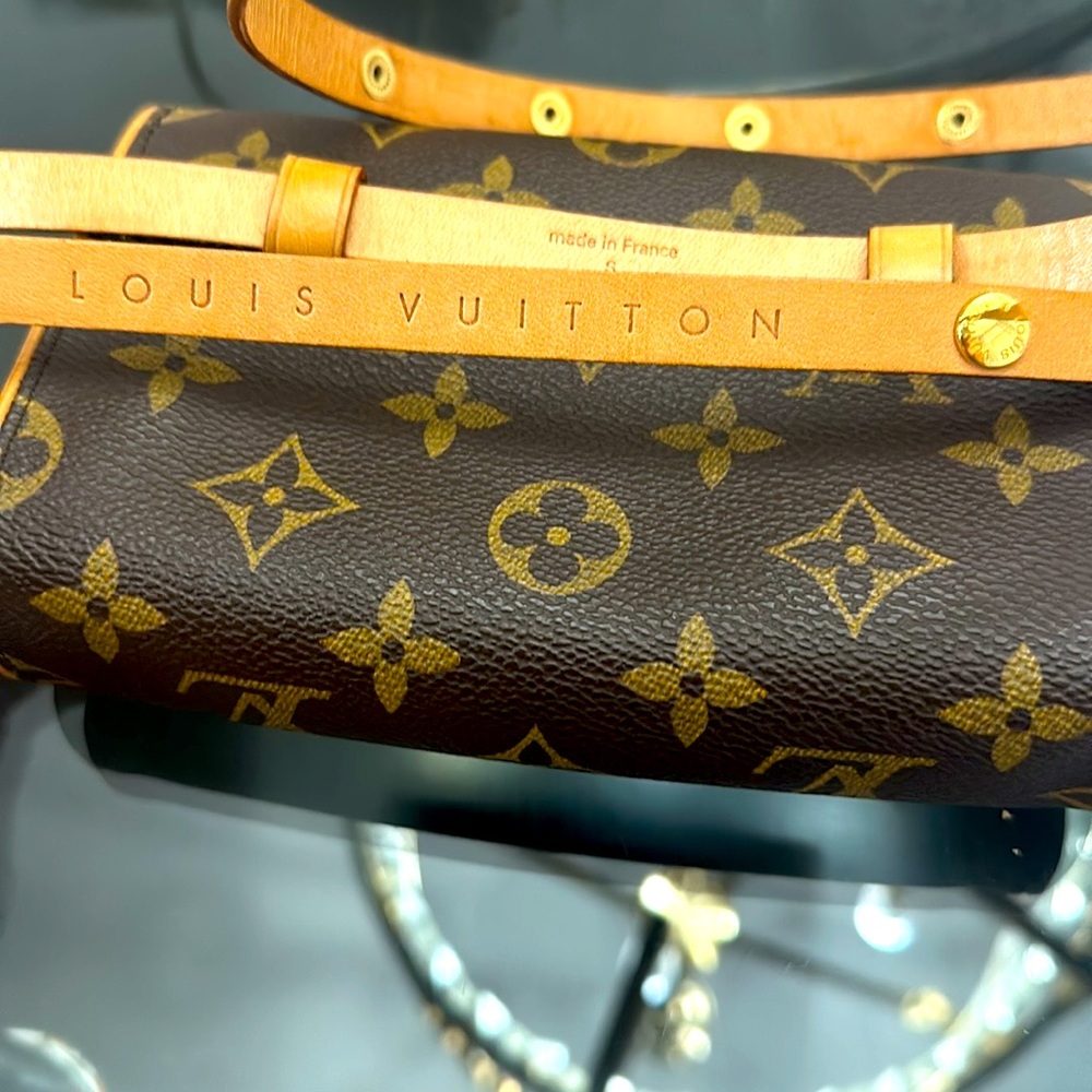 Authentic discontinued pre-owned monogram women’s  pouch pochette Florentine